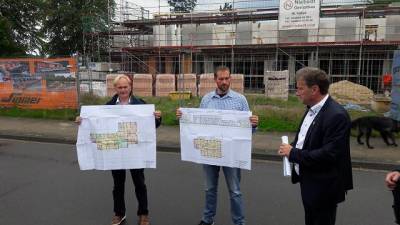 B�rgermeister Gerd Meyer erkl�rt das Vorhaben des Heilp�dagogischen Kindergartens 