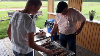 Flei�ig beim W�rstchen grillen: Simon Freese und Bernd Marischen 