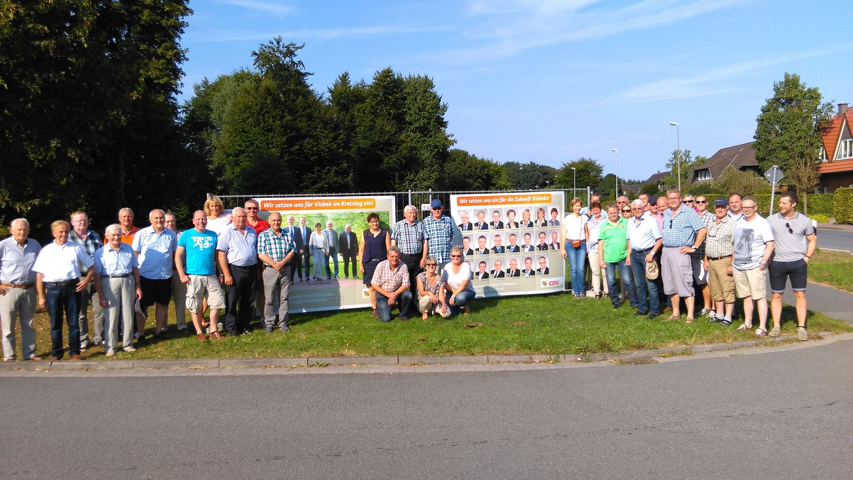Die Radler mit CDU Wahlplakaten vor der Benediktschule Visbek 